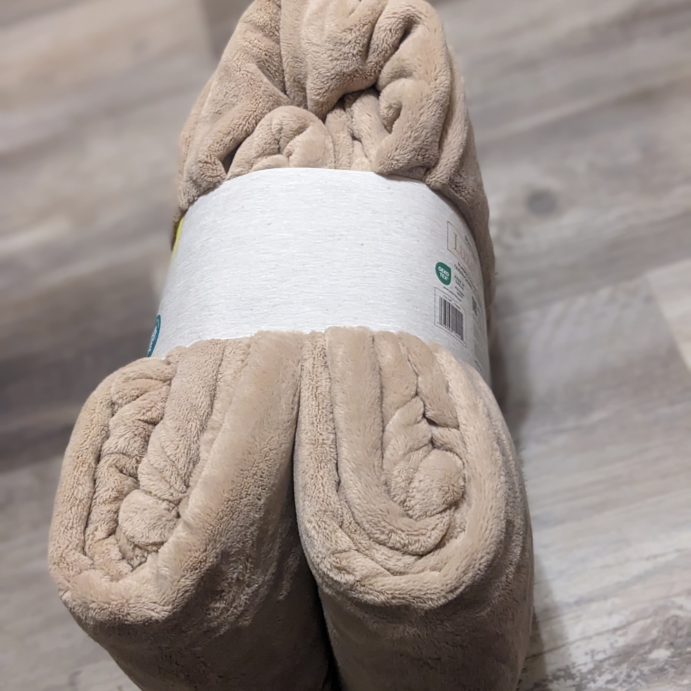 Berkshire LuxeLoft Plush Beige Blanket - Picture 2 of 3